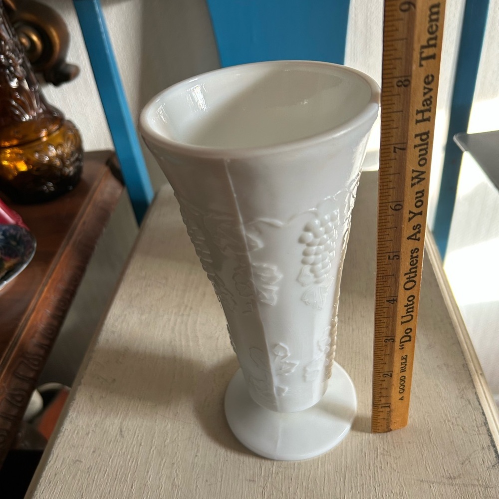 Vintage White Milk Glass Pedestal Harvest Grape Leaf Vine Vase - Picture 4 of 7